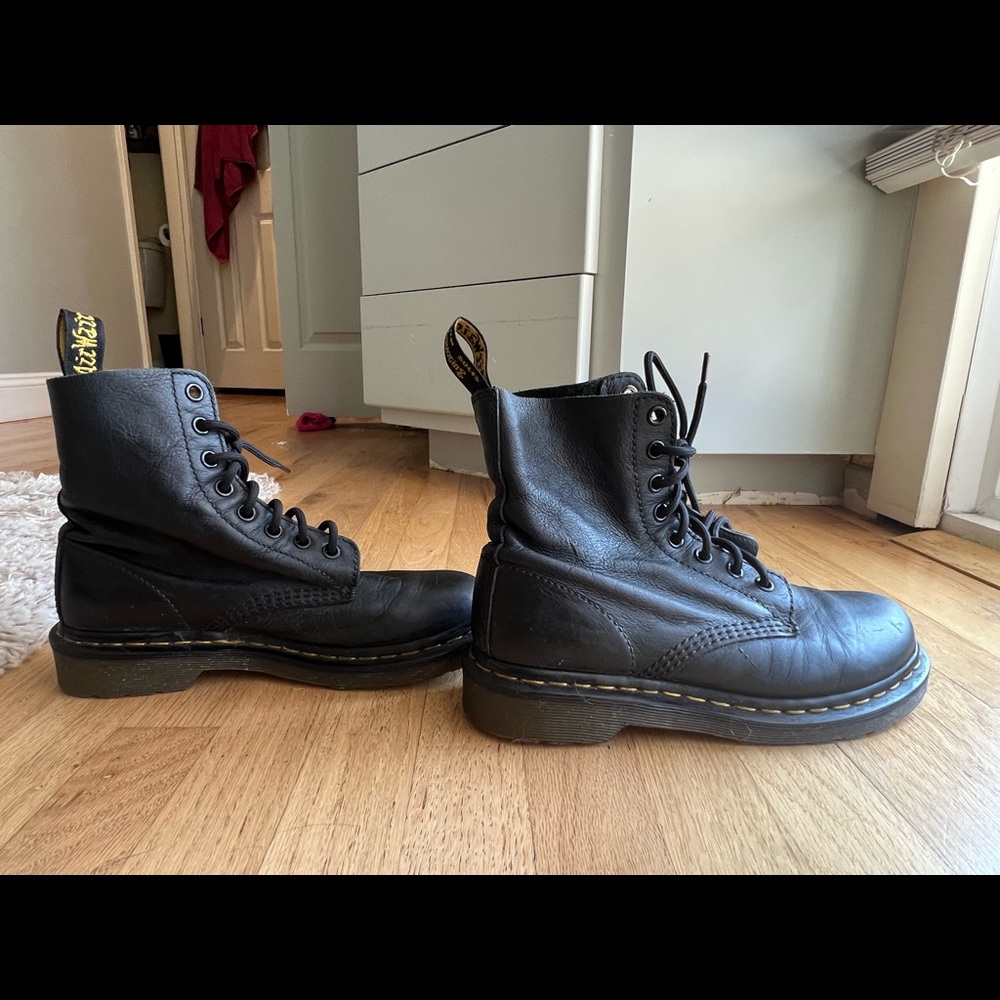 Womens Dr. Martens 1460 Pascal 8-Eye Boot - Black